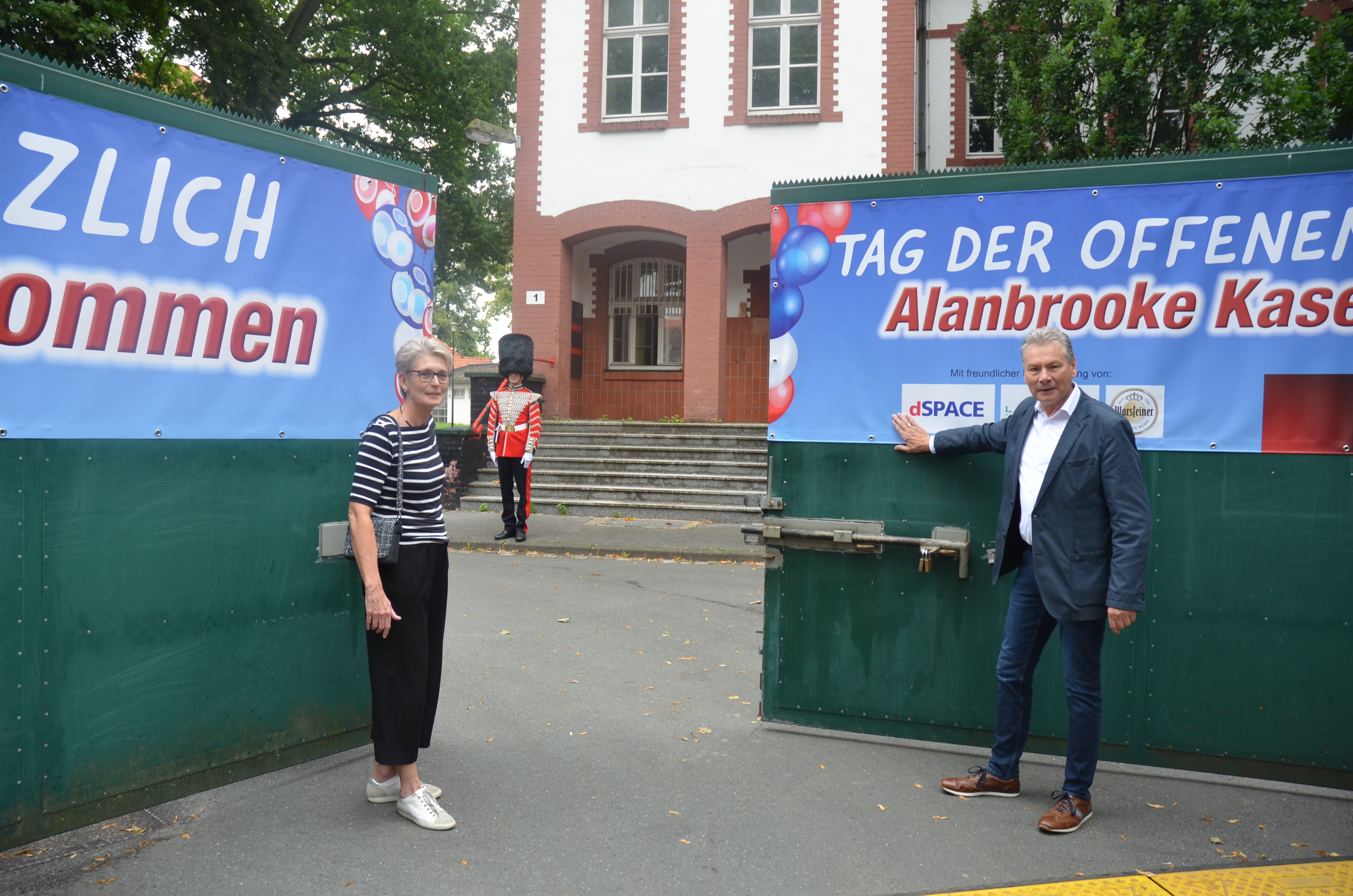 Zum letzten Mal öffneten Paderborns erster stellvertretender Bürgermeister Dietrich Honervogt und Technische Beigeordnete Claudia Warnecke am Sonntag das Tor zur Alanbrooke Kaserne, bevor der Umbau des Kasernenareals beginnt.