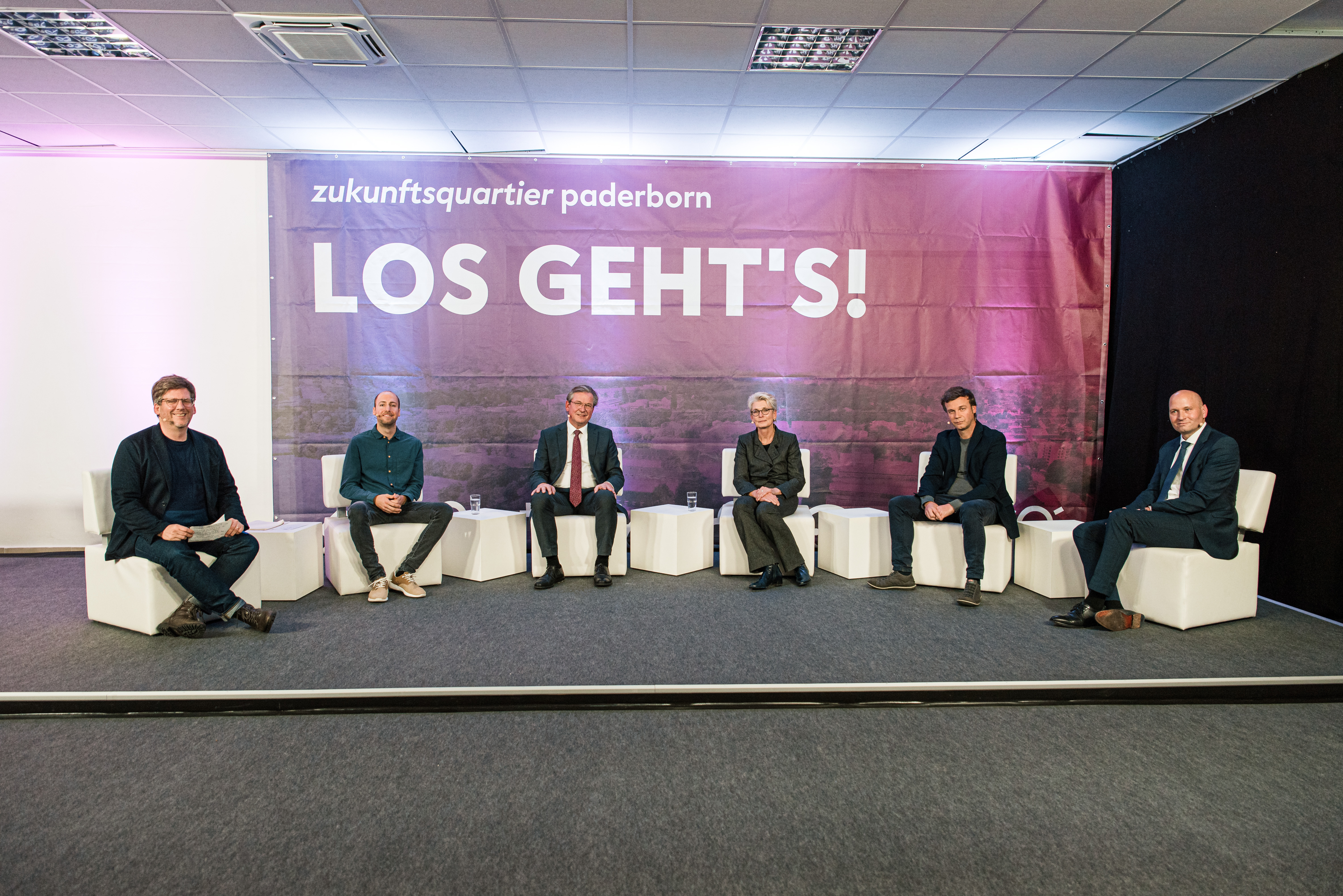 Livestream am Freitagabend (v.l. Herr Prof. Dr. Petrin und Herr Kohlschmidt (urbanista), Herr Dreier, Frau Warnecke sowie die Think Tank Mitglieder Prof. Dr. Wackerl (Alanus Hochschule) und Herr Altrogge (Bundesanstalt für Immobilienaufgaben)) 