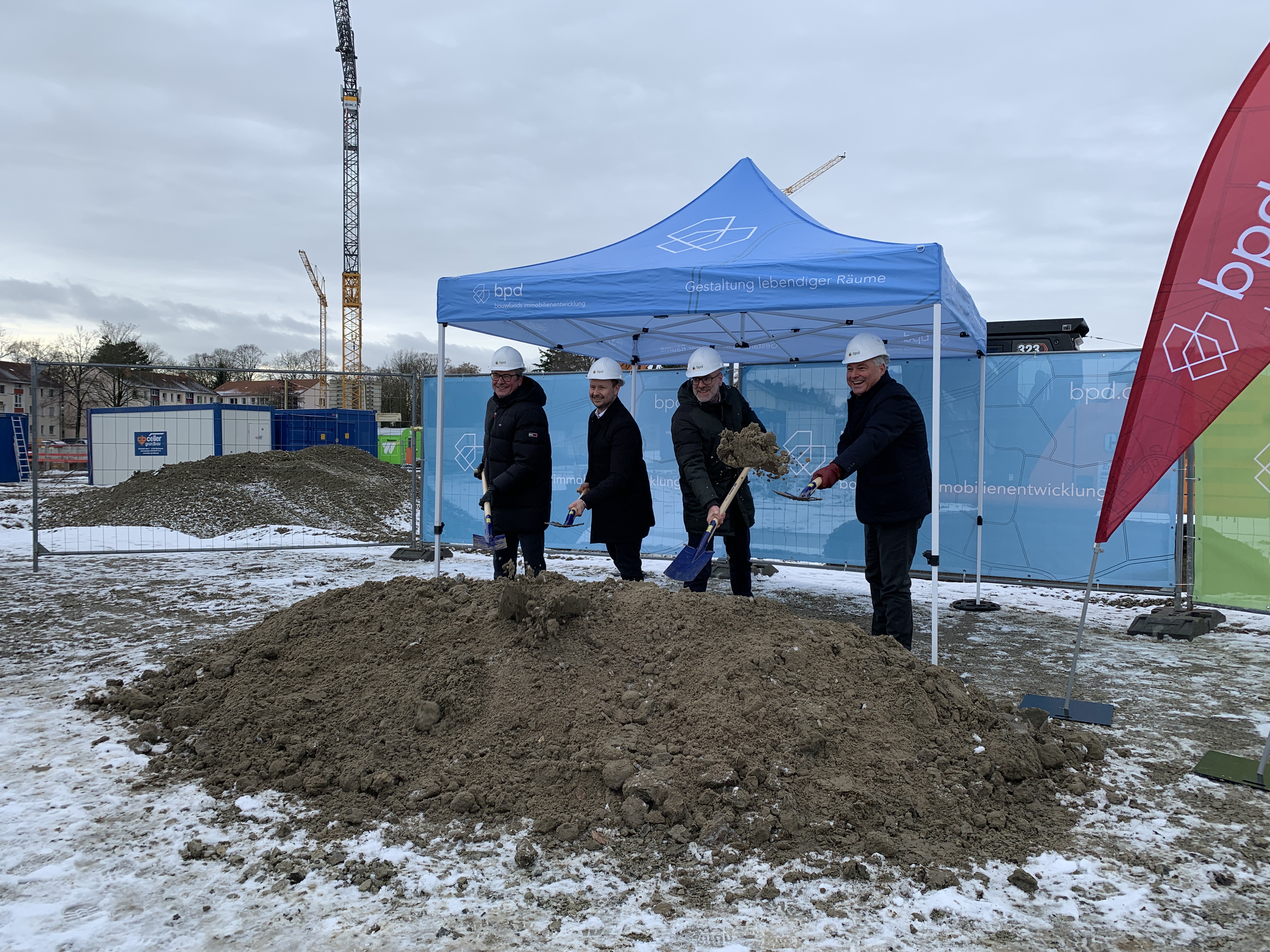 Erster Spatenstich auf dem Baufeld 16 – (v. l.) Bürgermeister Michael Dreier, Sebastian Grimm (Porr Hochbau), Dirk Brockmeyer (BPD) und Carl Smeets (BPD)