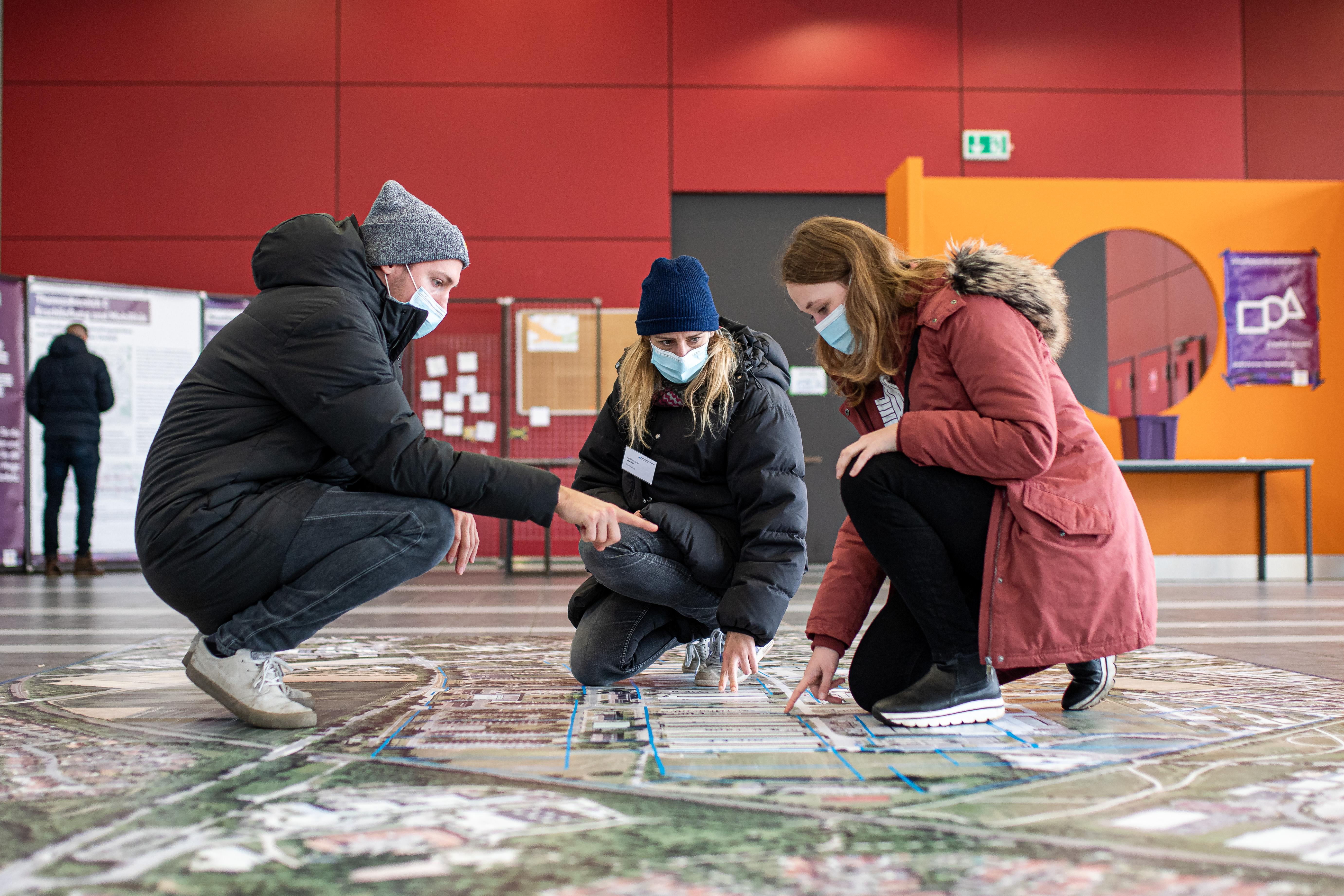 Sven Kohlschmidt und Katharina Grön von urbanista mit Melanie Nowak vom Konversionsteam 