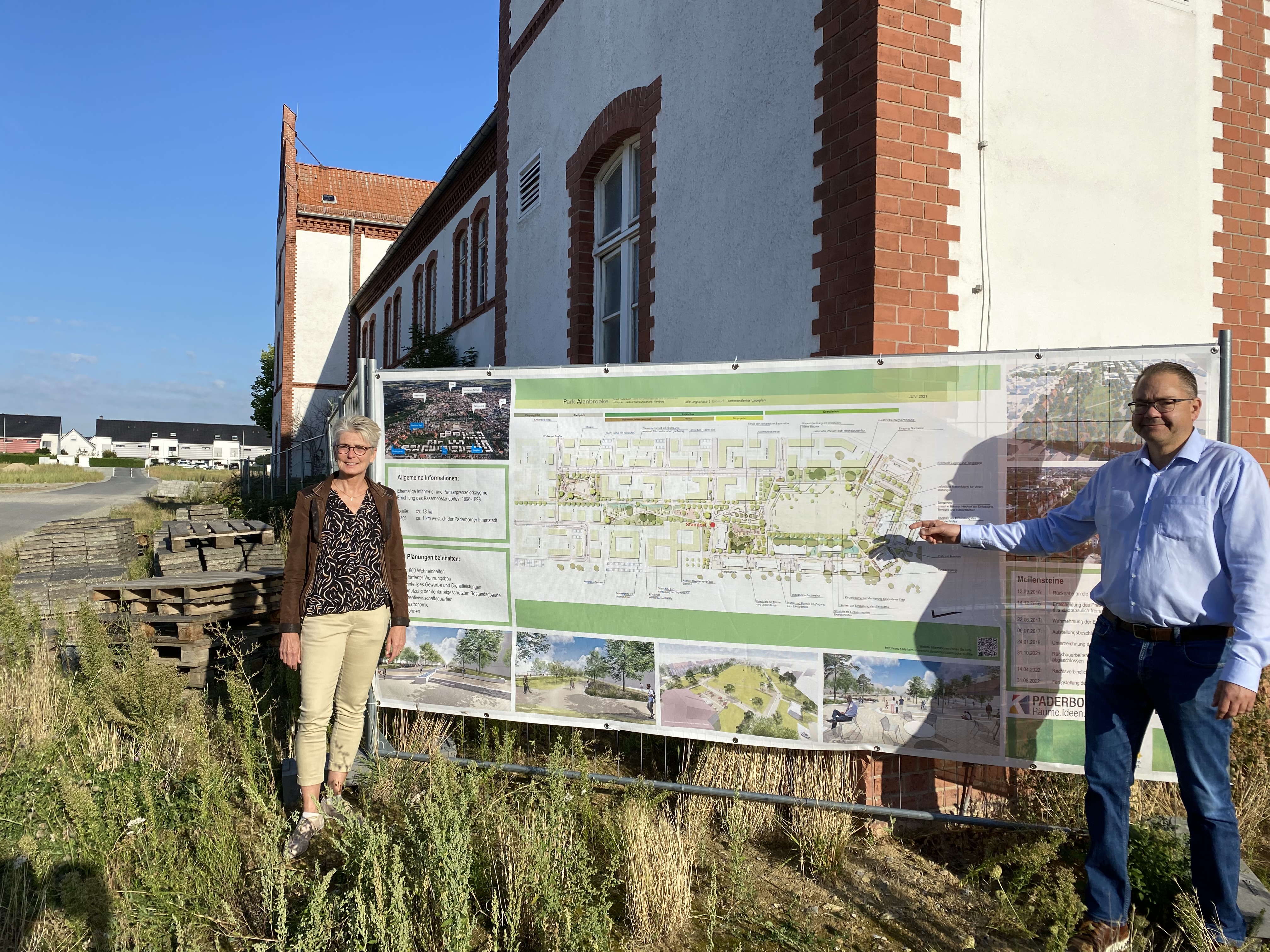 So soll's mal aussehen: Technische Dezernentin Claudia Warnecke und Konversionsbeauftragter Lars-Christian Lange präsentieren ein Plakat, das entlang der Querung über den Alanbrooke Park informiert.