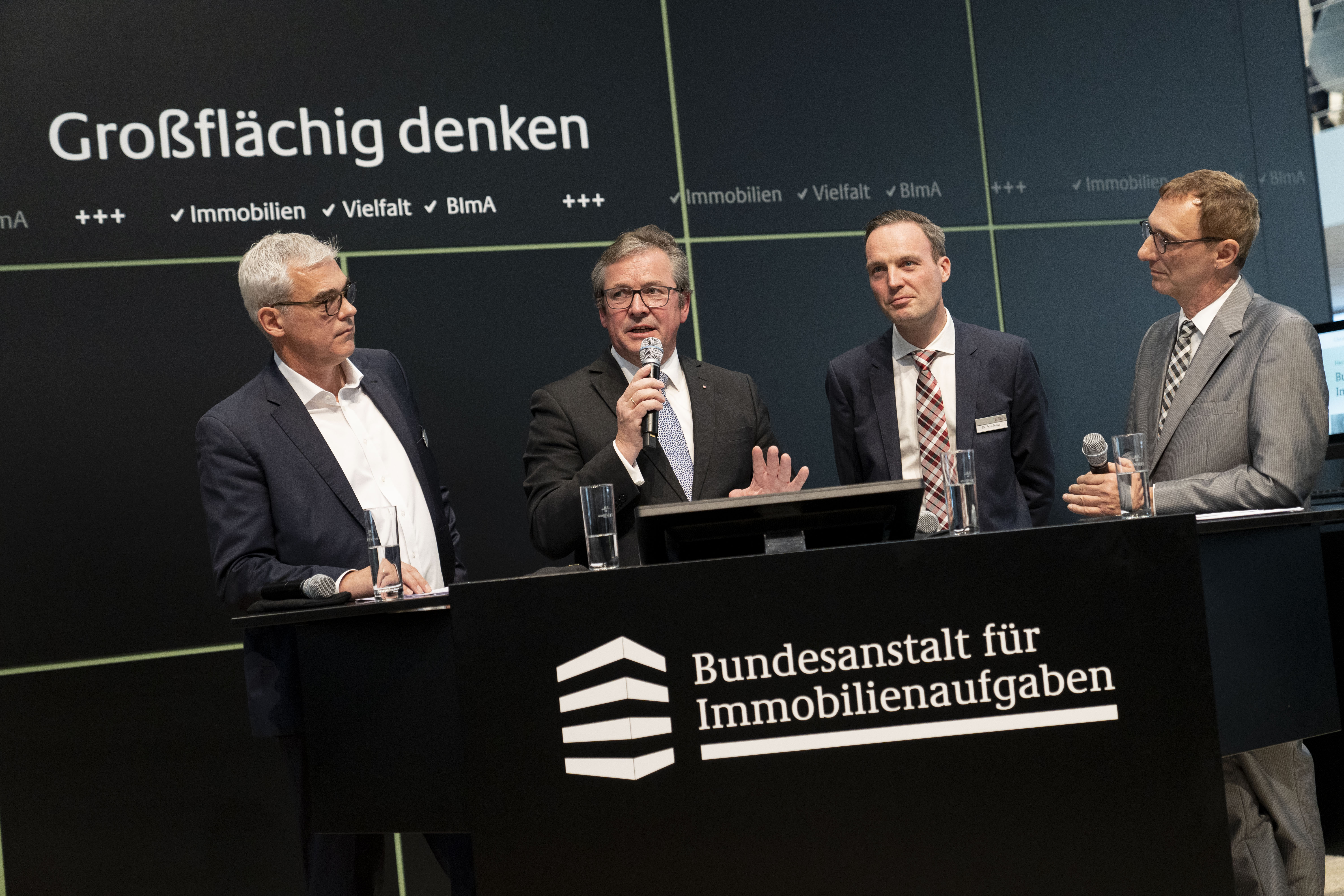 Podiumsdiskussion zum Ankauf der Alanbrooke Kaserne (v.r. Martin Altmann, DreesSommer; Bürgermeister Michael Dreier, Dr. Felix Nolte, BImA; Jörg Brökel, Journalist) (c) WFG Paderborn