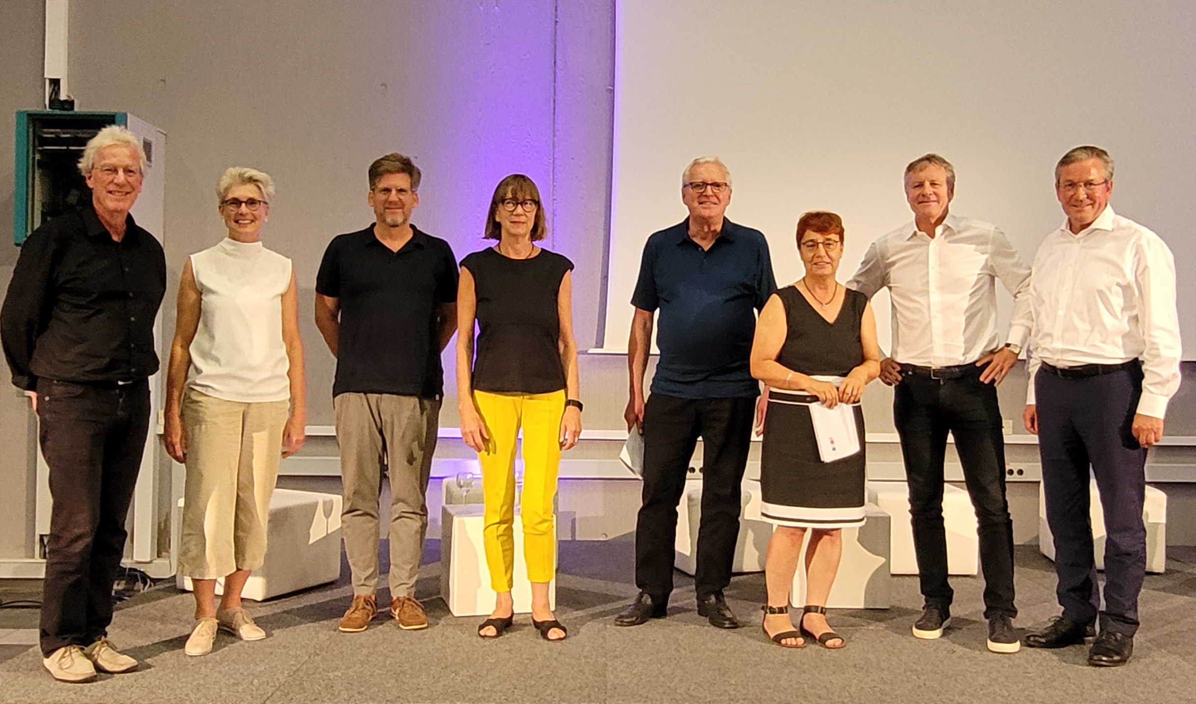 Diskutierten über die Stadt der Zukunft (v.l.): Stadtentwickler Uli Hellweg, Technische Beigeordnete Claudia Warnecke, Dr. Julian Petrin vom Planungsbüro urbanista, Stadtplanerin Prof. Christa Reicher, Bodenpolitik-Experte Stephan Reiß-Schmidt, Uni-Präsidentin Prof. Dr. Birgitt Riegraf, dSpace-Geschäftsführer Martin Goetzeler und Bürgermeister Michael Dreier.