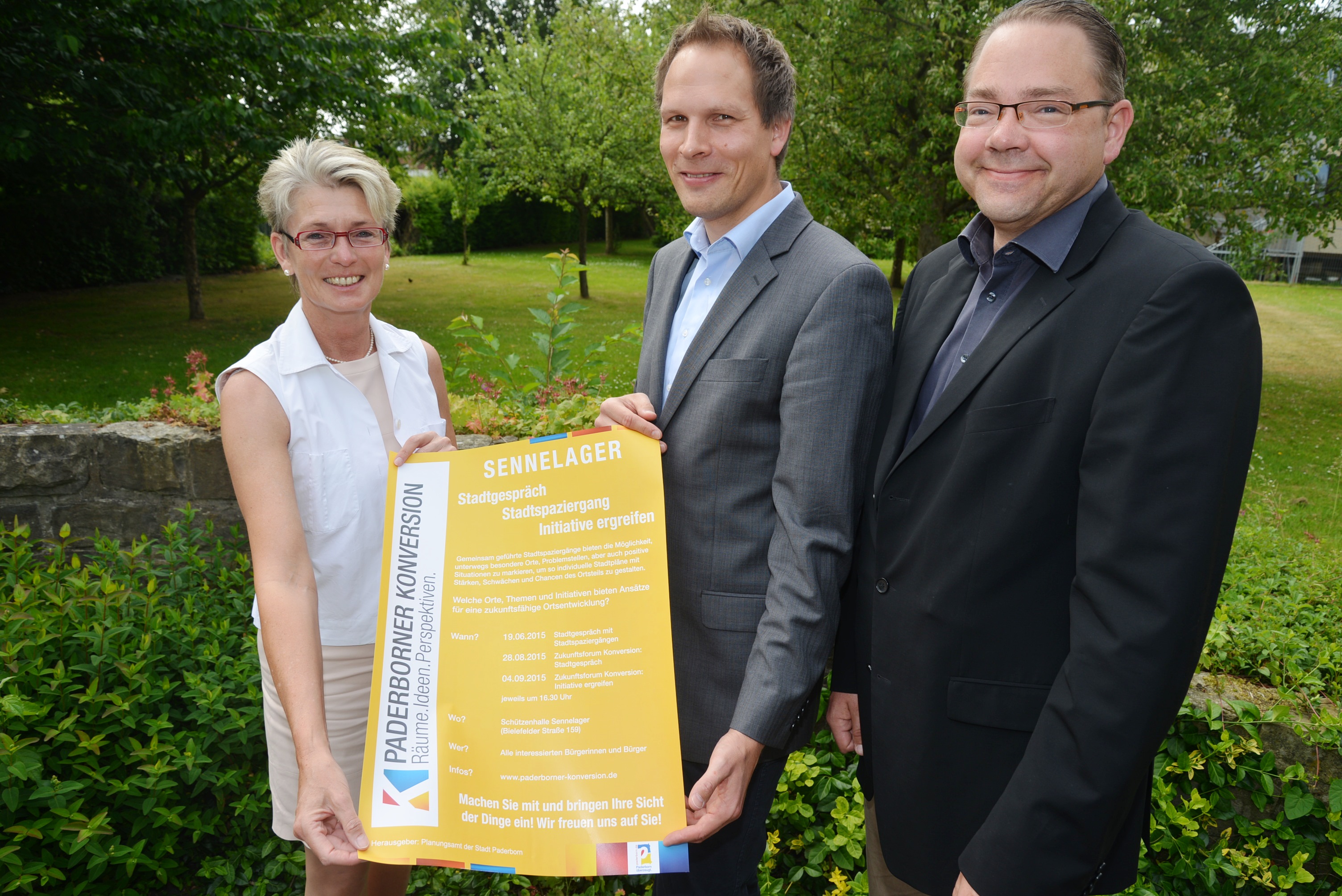 Kündigen das Stadtgespräch am 19. Juni zum Konversionsstandort Sennelager an: (v.l.) Die Technische Beigeordnete Claudia Warnecke, Thomas Jürgenschellert und Lars-Christian Lange aus dem Konversionsteam.