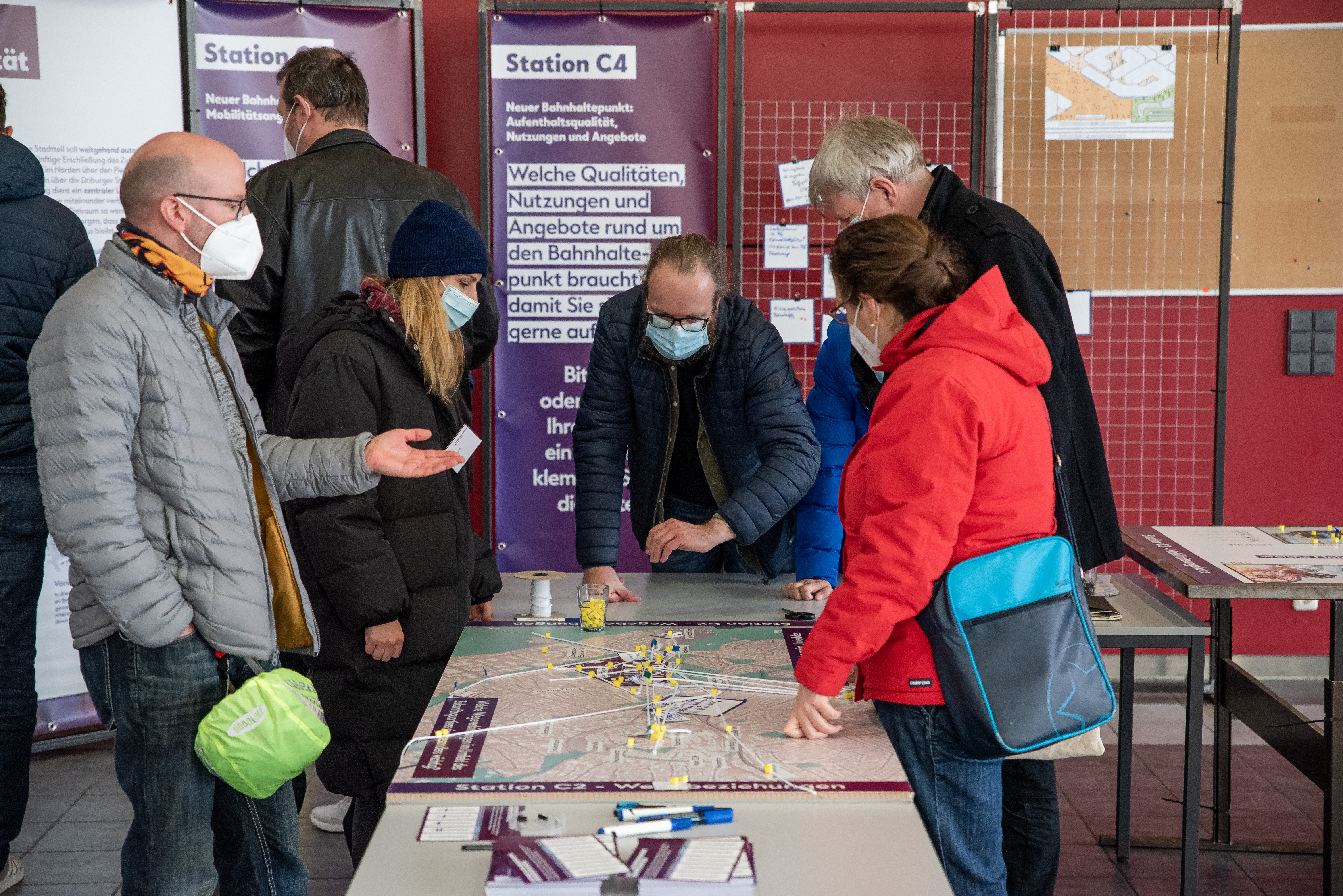 Katharina Grön von urbanista (zweite von li.) im Gespräch mit Bürger*innen an der Station zum Thema Mobilität 