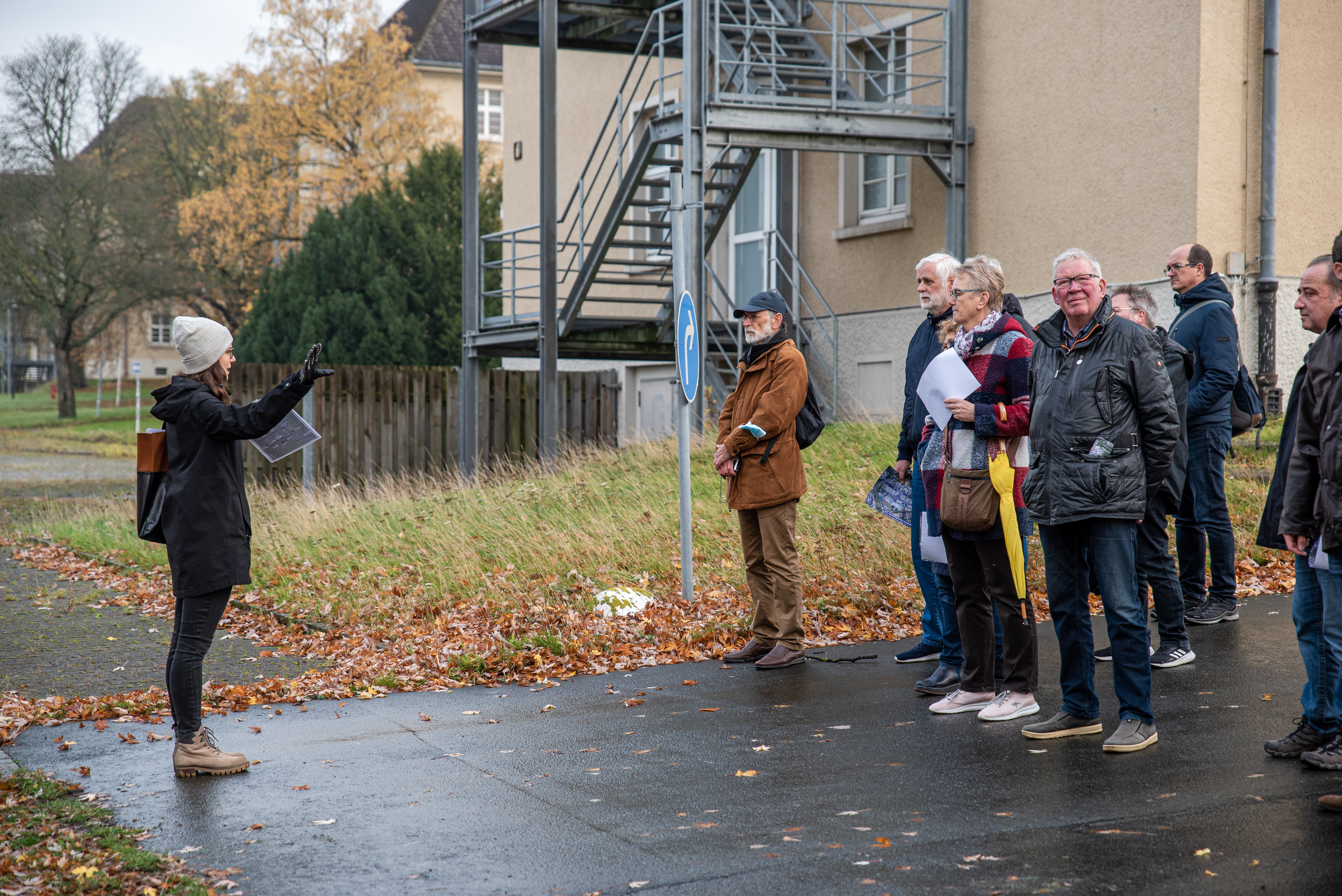 Nathalie Lindner vom Konversionsteam beim Rundgang über die Fläche 